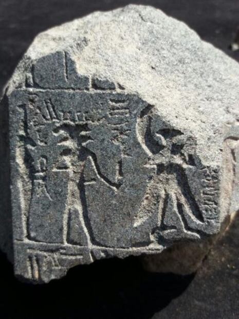 Descubren partes de una estatua faraónica