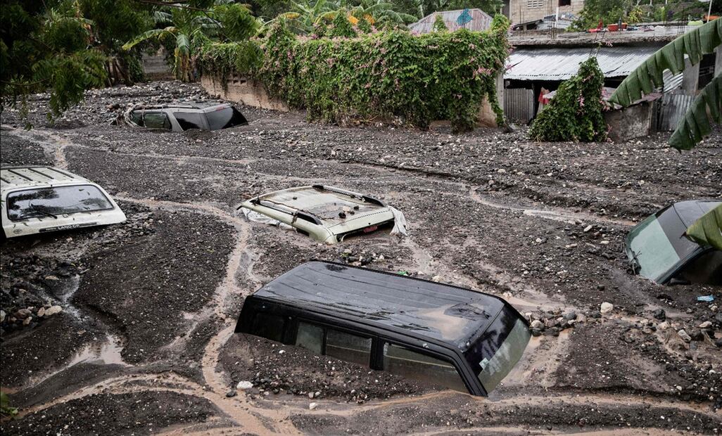Varios vehículos sumergidos se observan arrastrados por el lodo tras el paso del huracán Melissa en Petit-Goave, a 68 km al suroeste de Puerto Príncipe, el 30 de octubre de 2025. Foto: AFP