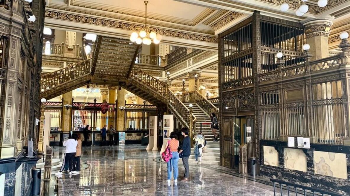 Con su fastuoso interior, el Palacio Postal es uno de los edificios más reconocidos de la calle de Tacuba, en el centro histórico de Ciudad de México. Fotos: Marcos González vía BBC