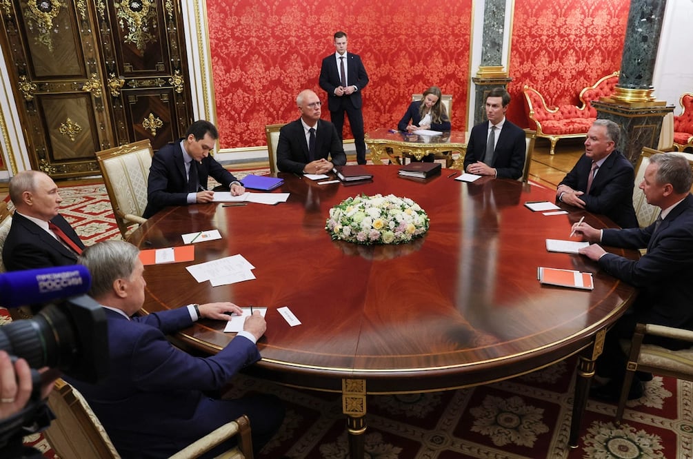 El presidente de Rusia, Vladomir Putin (izq.), el asesor del Kremlin para política exterior Yuri Ushakov (segundo por la izq.) y el enviado presidencial ruso Kirill Dmítriev (centro) asisten a una reunión con el enviado especial de EU, Steve Witkoff (segundo por la der.) y el yerno del presidente estadounidense, Jared Kushner (tercero por la der.), en Moscú. Foto: AFP