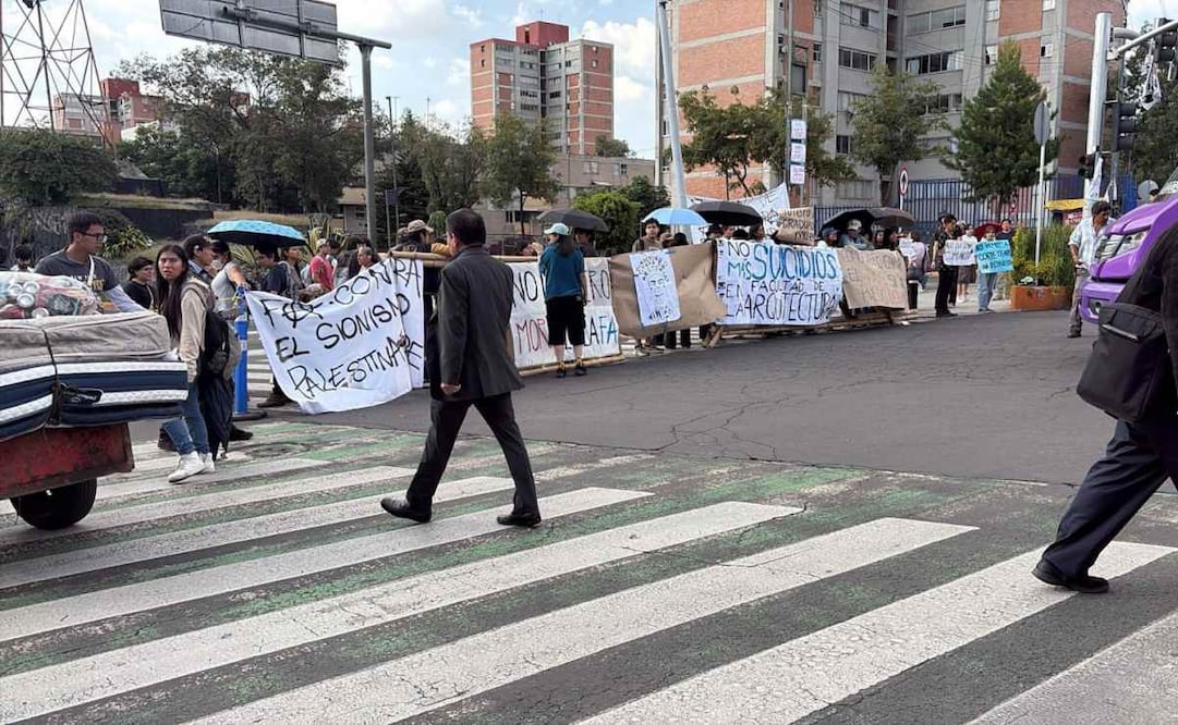 Estudiantes de Prepa 4 realizan manifestación afuera del plantel; bloquean la vialidad sobre Eje 10 Sur en Coyoacán
Foto: Especial.
