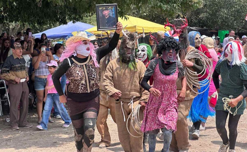 Alcalde de González, Tamaulipas, participa en baile tradicional; es lazado durante la Fiesta de los Diablos.
Foto: Roberto Aguilar Grimaldo.