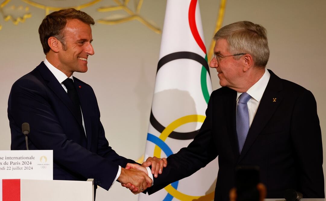 El presidente de Francia, Emmanuel Macron, le da la mano al presidente del Comité Olímpico Internacional (COI), Thomas Bach, durante una recepción para periodistas internacionales acreditados para los Juegos Olímpicos de París 2024. Foto: EFE/LUDOVIC MARIN
