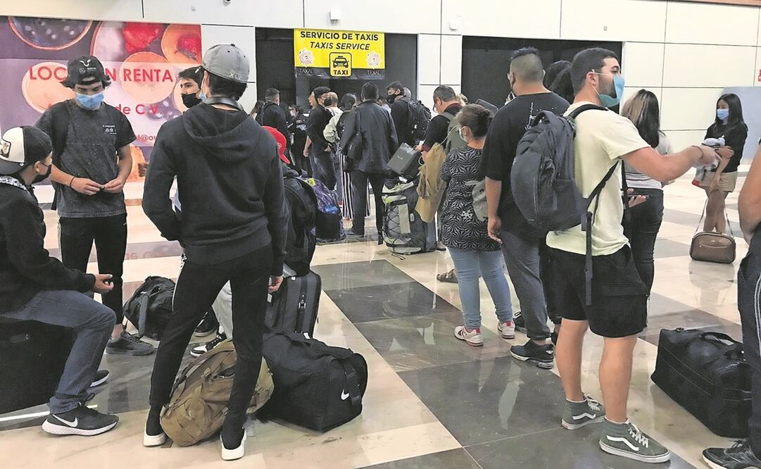La disponibilidad de taxis se agotó con sólo tres vuelos, dijo un prestador del servicio. Foto: Rebeca Jiménez. EL UNIVERSAL
