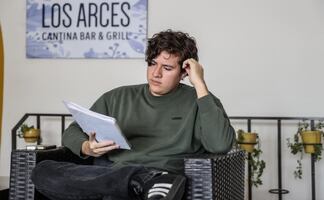 Con lápiz y guías, aspirantes a la UNAM repasan y estudian previo al examen de control; evaluación inicia en León, Guanajuato