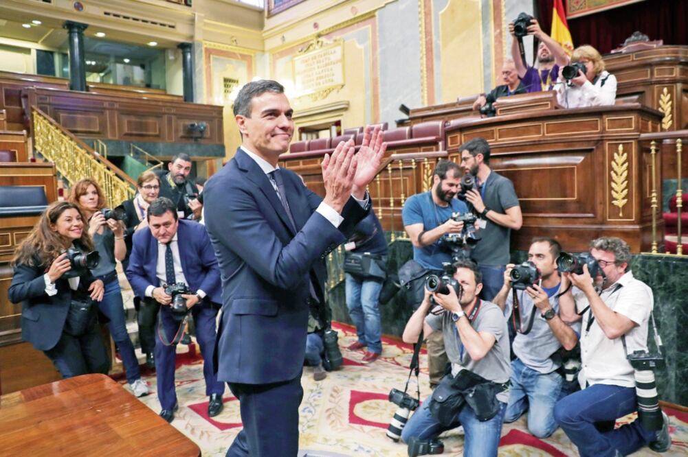 El socialista Pedro Sánchez, luego de que se votó en el Parlamento la moción de censura contra el entonces presidente Mariano Rajoy, en Madrid. (SERGIO PÉREZ. REUTERS)