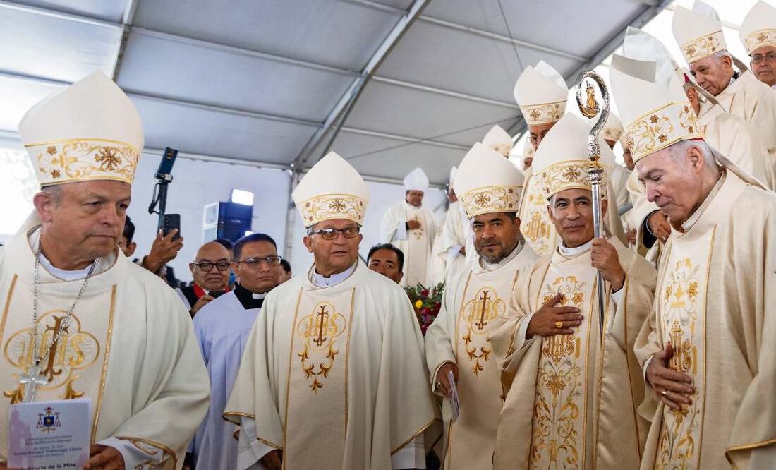 Carlos Enrique Samaniego López (segundo de der. a izq.) fue nombrado obispo de Texcoco y dijo que son muchos los temas que unen a la Iglesia con las autoridades civiles. Foto: Hugo Salvador / EL UNIVERSAL
