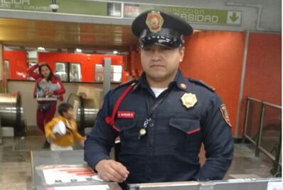Frena policía intento de suicidio en Metro
