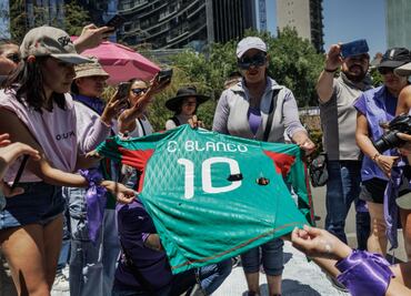 Feministas queman playera de Cuauhtémoc Blanco en protesta de la CDMX; exigen su destitución del diputado