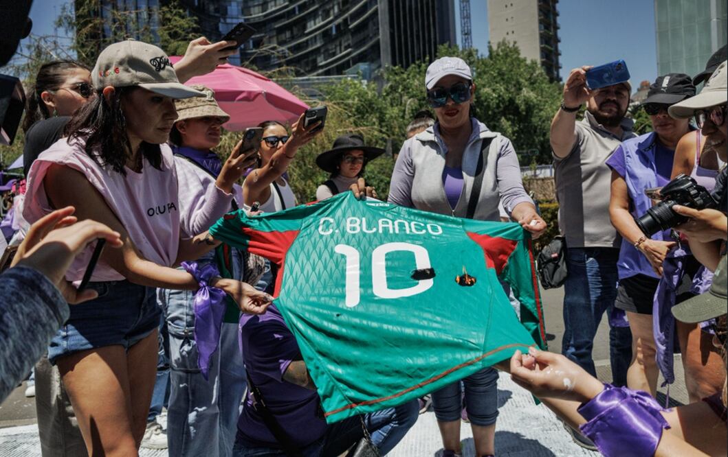 Mujeres activistas y políticas protestan contra Cuauhtémoc Blanco en la Ciudad de México, piden quitarle el fuero para que enfrente acusaciones por violación, el 29 de marzo de 2025. Foto: Yaretzy M. Osnaya / EL UNIVERSAL