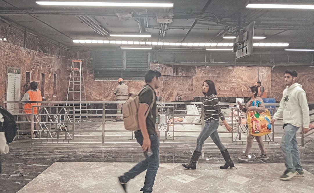 En estaciones de la Línea 2 del Metro, como Bellas Artes e Hidalgo, los usuarios realizan su recorrido entre polvo y el ruido de los obreros. Foto: Gabriel Pano/ EL UNIVERSAL