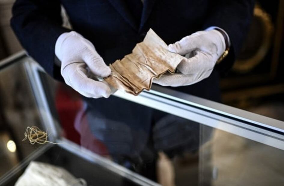 Subastan cabellos y restos de sangre de Napoleón; estos son sus precios