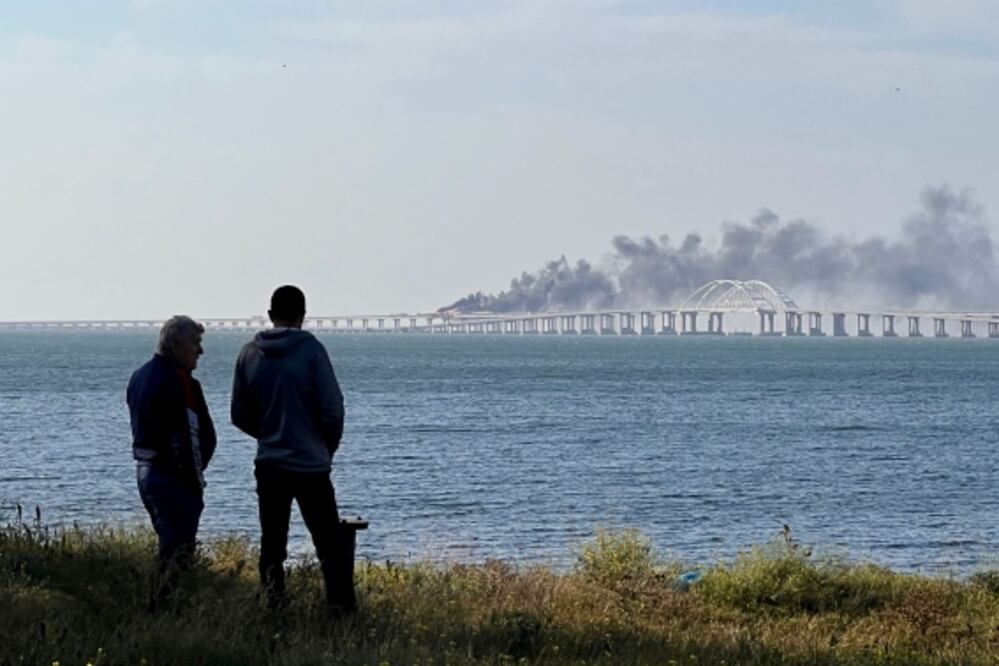 Puente de Crimea en llamas, tras explosión de un camión en octubre de 2022