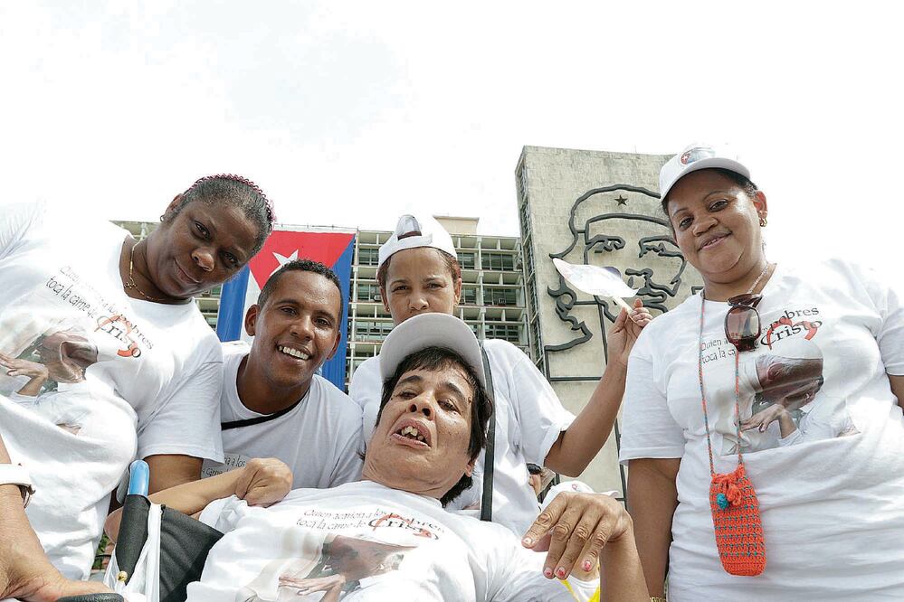 Martica (centro) y sus amigos, quienes asistieron a la primera misa que ofició el papa Francisco en La Habana (LUIS CORTÉS. EL UNIVERSAL)