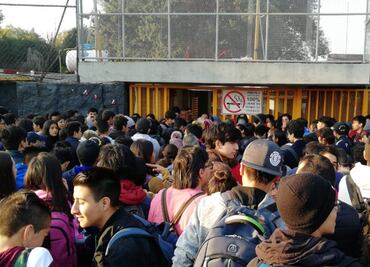 Encapuchados toman Prepa 5 en rechazo a retiro de Prepa en Línea