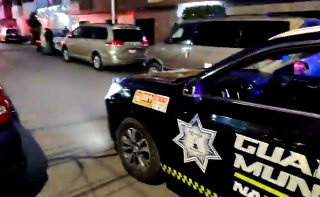 Vehículo de la policía municipal de Naucalpan en el domicilio de una mujer que fue asesinada en un ataque armado. Foto: Especial