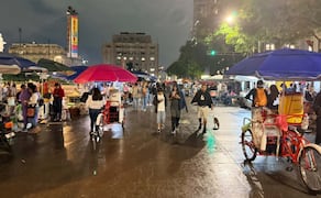 Lluvia no frena bloqueo de comerciantes en Alameda Central; protesta por reordenamiento comercial cumple nueve horas
Foto: Arturo Ordaz Díaz