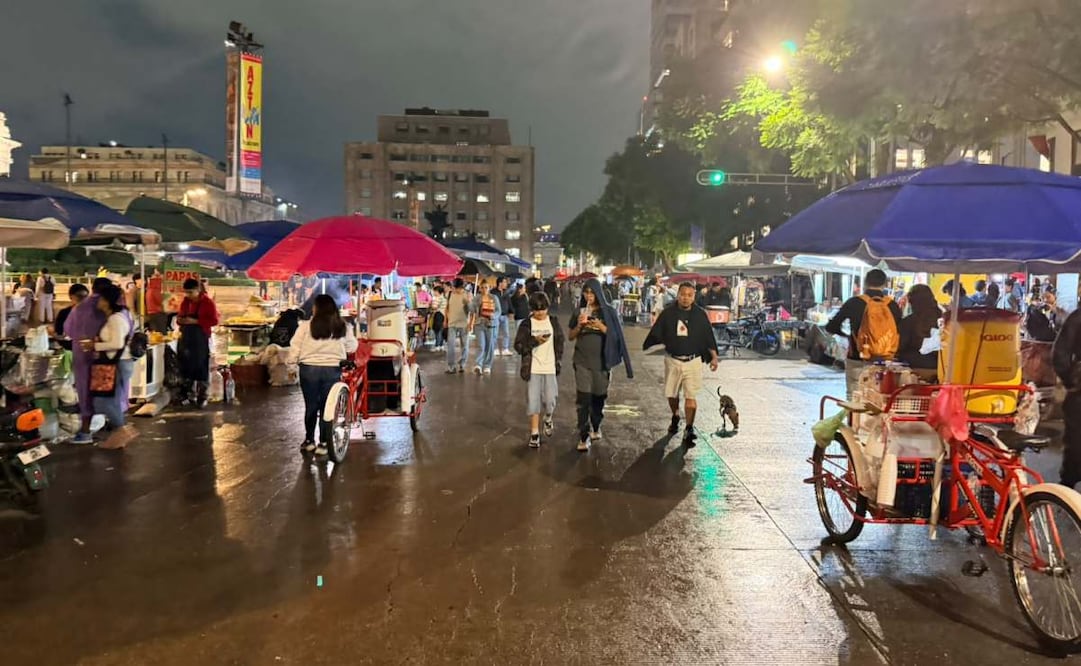 Lluvia no frena bloqueo de comerciantes en Alameda Central; protesta por reordenamiento comercial cumple nueve horas
Foto: Arturo Ordaz Díaz