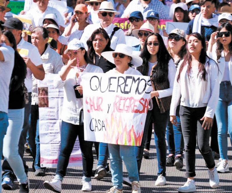 Reclamo. Vestidos de blanco, los manifestantes exigieron localizar con vida a los familiares desaparecidos. ESPECIAL
