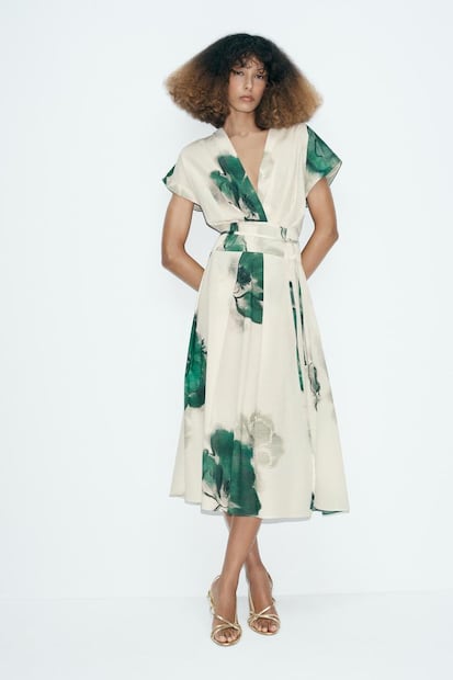 Algunos diseñadores estampan los vestidos con flores simbolizando la primavera. Foto: Zara