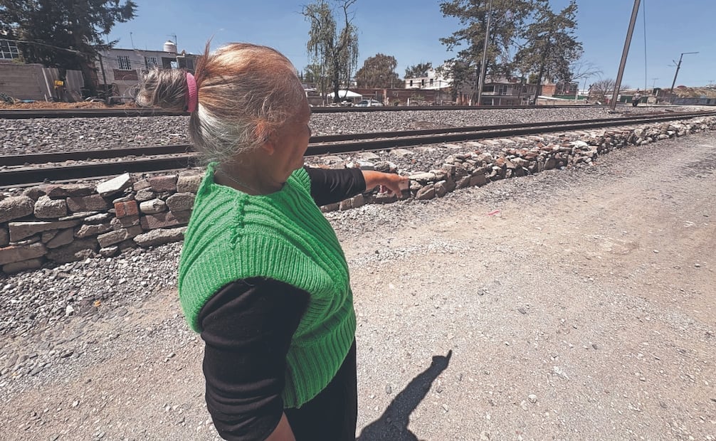 La señora Estela cuenta que la Sedatu marcó hasta dónde llegaba el derecho de vía y con esas mediciones se quedaría sin la entrada y salida de su casa. Foto: Arturo Contreras/ EL UNIVERSAL