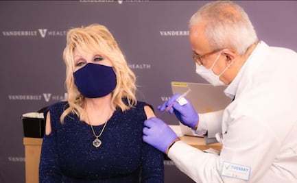 Dolly Parton recibe una "cucharada de su propia medicina" y se vacuna contra el Covid-19