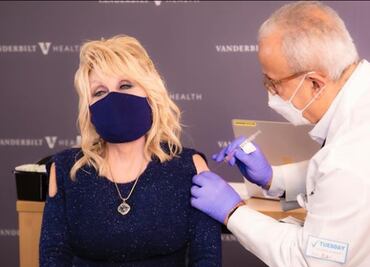 Dolly Parton recibe una "cucharada de su propia medicina" y se vacuna contra el Covid-19