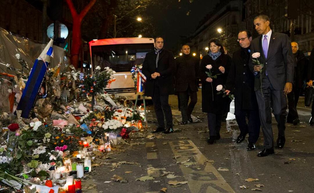 Barack Obama y Francois Hollande muestran su respeto en el altar dedicado a las víctimas de la sala de conciertos (Foto: AP / Evan Vucci)