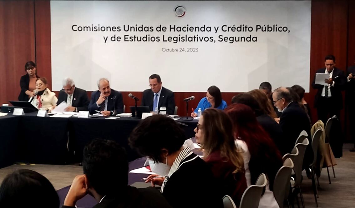 Las comisiones de Hacienda y Estudios Legislativos Segunda del Senado, reanudaron su sesión y la mayoría oficialista modificó el orden del día para sólo discutir este martes la minuta con el dictamen que elimina los 13 fideicomisos del Poder Judicial. Foto: especial