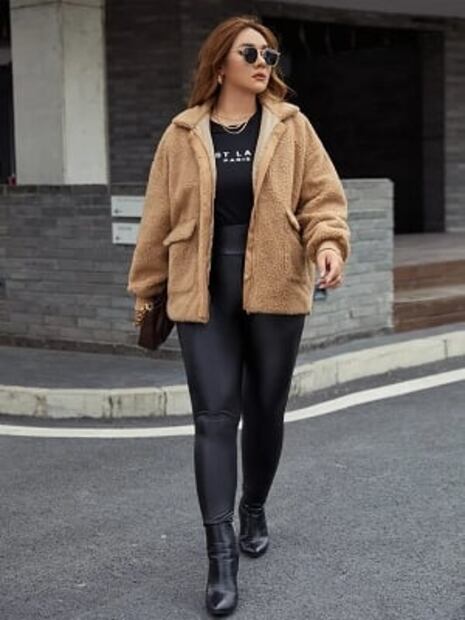 Michelle Salas combina perfectamente pantalón de piel y chamarra de peluche