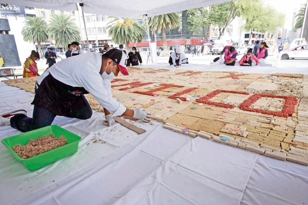 El dulce tradicional este año midió 36 metros cuadrados, con una altura de 5 centímetros; participaron más de 100 productores. (CARLOS MEJÍA. EL UNIVERSAL)