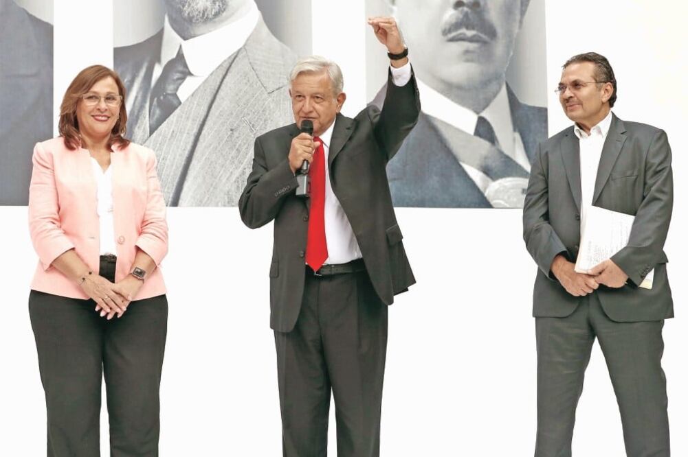 Rocío Nahle, próxima secretaria de Energía; Andrés Manuel López Obrador, presidente electo, y Octavio Romero, futuro director de Pemex, en conferencia. Foto: YADÍN XOLALPA. EL UNIVERSAL