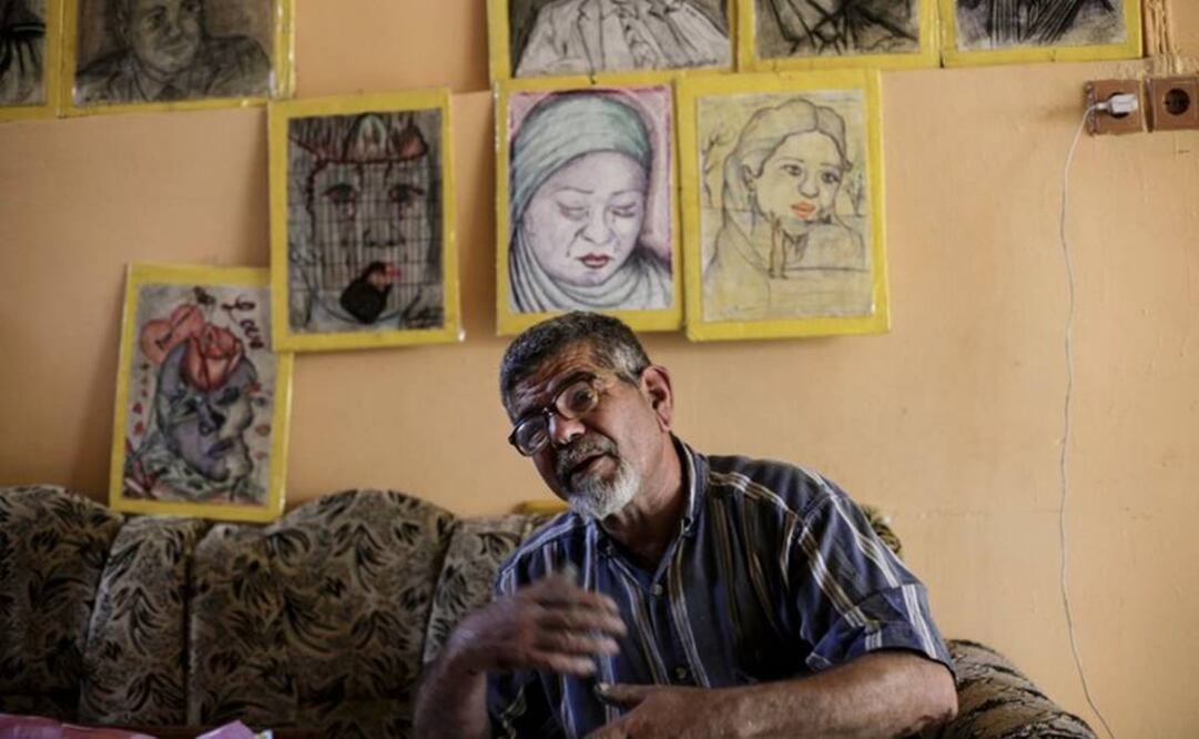 "El ejército lucha contra el EI con armas. Yo, con mi pincel, mis colores, mis dibujos, mis pinturas", resume Mostafa al Thai. FOTO: AP.