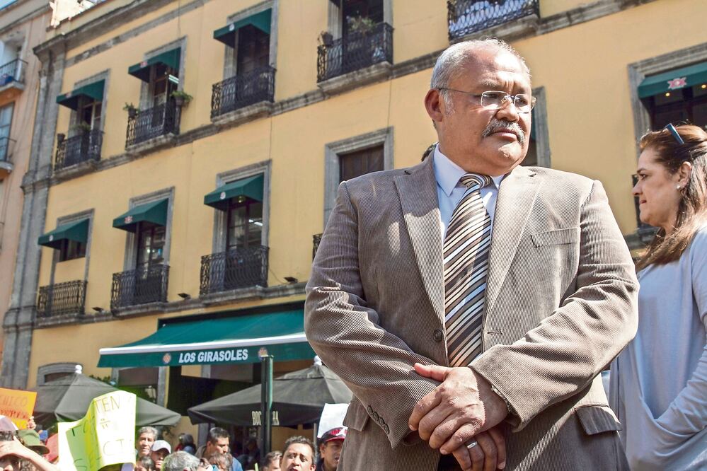 El jefe delegacional en Xochimilco, Avelino Méndez, asistió acompañado a la Asamblea Constituyente por los habitantes de la delegación. (MOISES PABLO. CUARTOSCURO)
