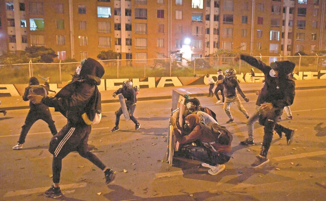 Manifestantes colombianos, durante enfrentamientos contra las autoridades, el miércoles en Bogotá. Foto: Raul Arboleda. AFP