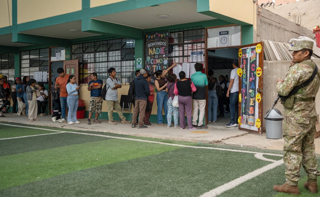 Larga fila de votantes en un centro electoral de Lima tras retrasos en la apertura de mesas. Foto: EFE.