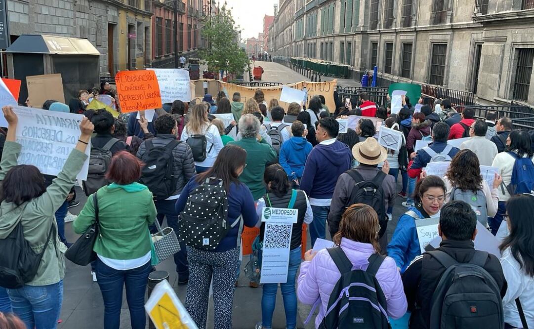 Manifestación de Mejoredu afuepra de Palacio Nacional donde exigen que la presidenta Sheinbaum Pardo los escuche. Foto: Especial