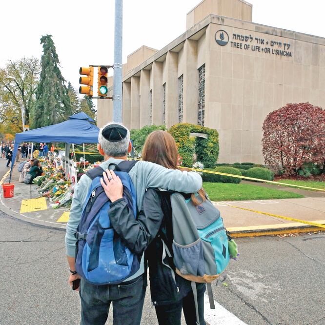 Lugareños montaron un memorial improvisado por las 11 víctimas que dejó el tiroteo del 27 de octubre en una sinagoga en Pittsburgh. (GENE J. PUSKAR. AP)