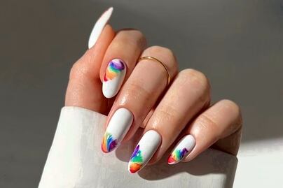 Diseños de uñas para lucir en el Pride 2025