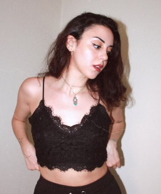 Cómo vestir de negro sin morir del calor en verano