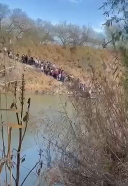Difunden video de migrantes cruzando el río Bravo en lancha