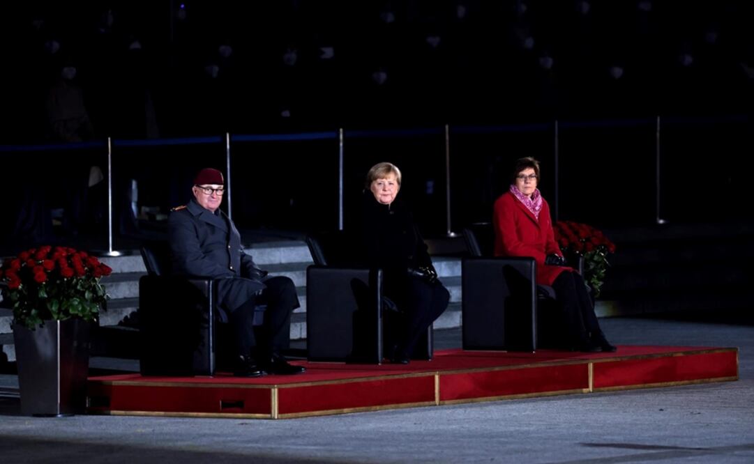Sentada junto a la ministra de Defensa, Annegret Kramp-Karrenbauer, la líder escuchó la música de Nina Hagen. Foto: EFE