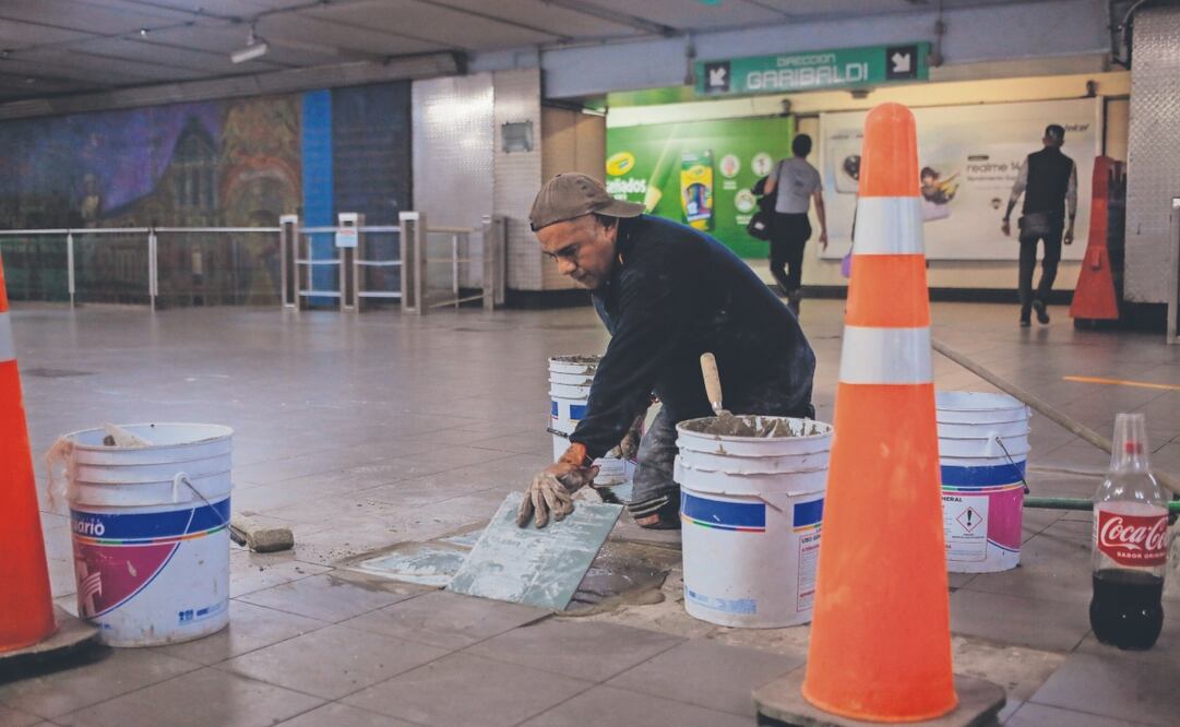 Personal del STC sustituye pisos faltantes en el pasillo de transbordo de las líneas 8 y 2. Foto: de Darío Luna. El Universal