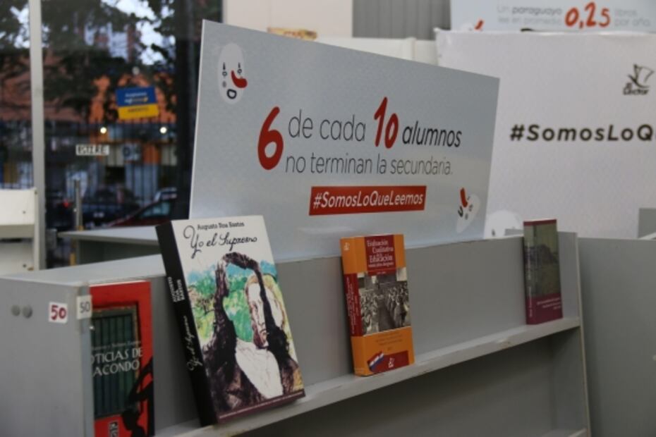Librería vacía sus estanterías en el Día del Libro de Paraguay
