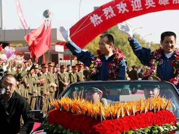Astronautas chinos regresan tras completar misión espacial