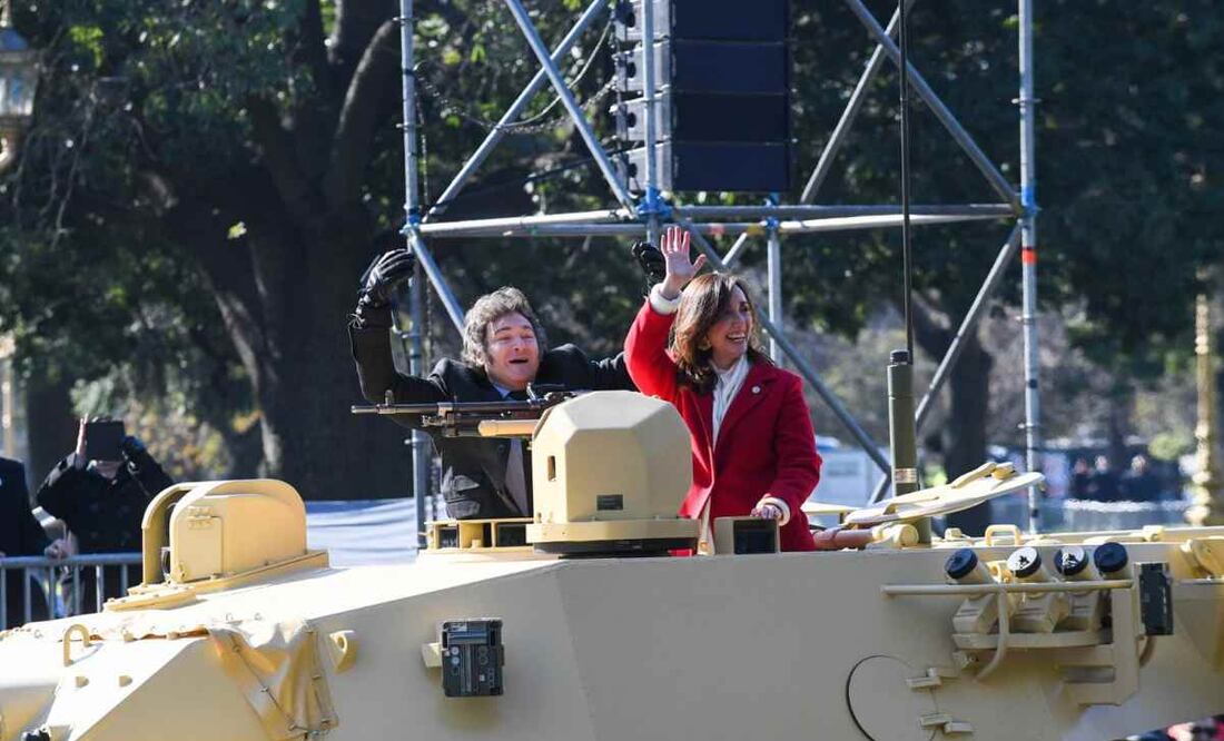 El presidente Javier Milei y la vicepresidenta  Victoria Villarruel, durante el desfile por el Día de la Independencia en Argentina. FOTO: EFE