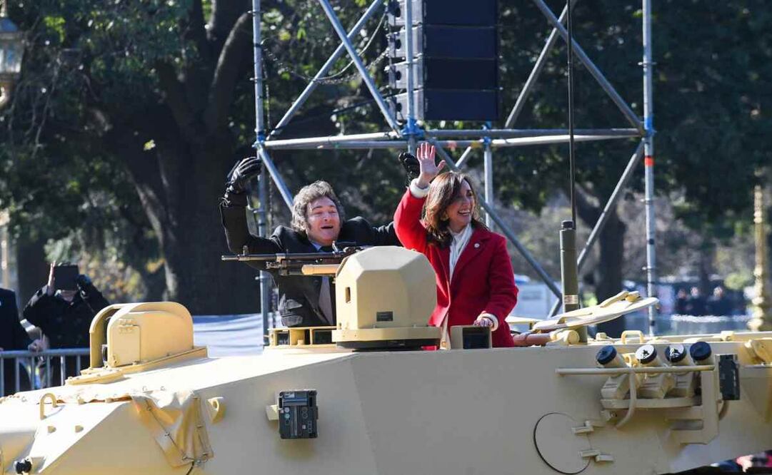 El presidente Javier Milei y la vicepresidenta Victoria Villarruel, durante el desfile por el Día de la Independencia en Argentina. FOTO: EFE