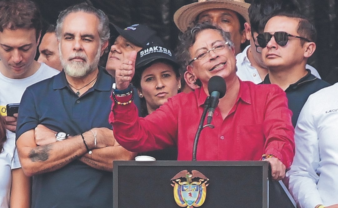 El presidente de Colombia, Gustavo Petro (centro), al pronunciar un discurso en Medellín el 1 de mayo pasado. Foto: EFE