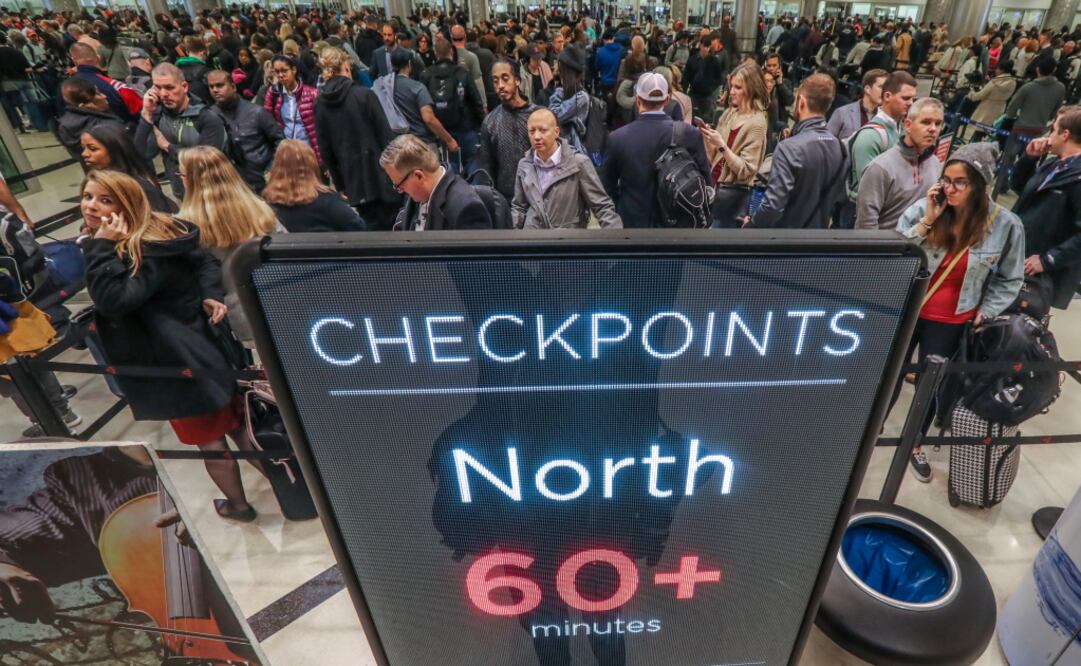 Este lunes, el Aeropuerto Hartsfield-Jackson, de Atlanta, tuvo filas de una hora para pasar filtros de seguridad. (Foto: John Spink/ AJC)