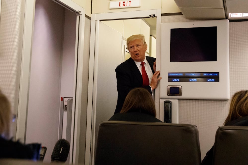 El presidente de EU a bordo del avión presidencial. Fotografía de AP